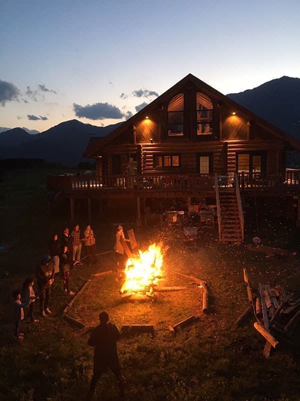 メインログのイメージ画像：キャンプファイヤー