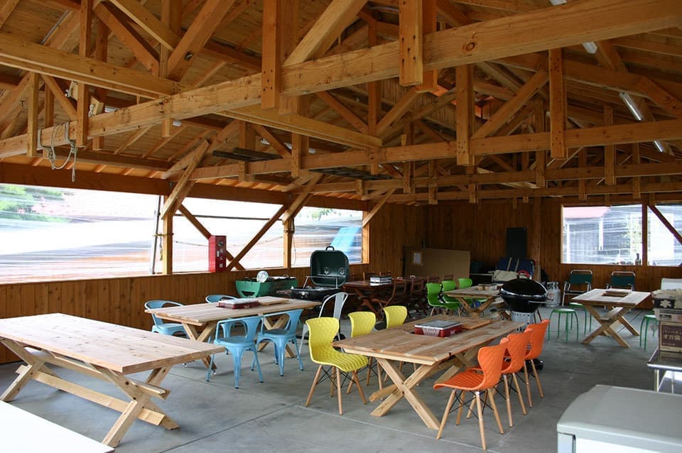 富士山が見えるキャンプ場の富士宮市アーバンキャンピング朝霧宝山の大型バーベキュー場の内部