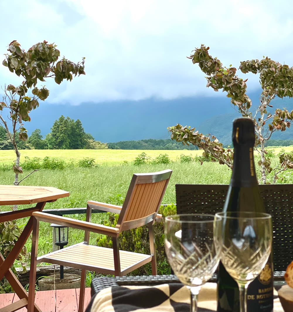 富士山が見えるキャンプ場の富士宮市アーバンキャンピング朝霧宝山のトレーラーハウスサイトの毛無山の景色