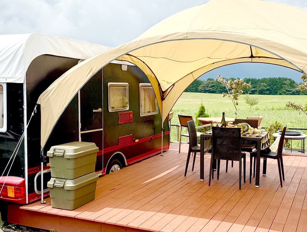 富士山が見えるキャンプ場の富士宮市アーバンキャンピング朝霧宝山のトレーラーハウスサイトの雰囲気